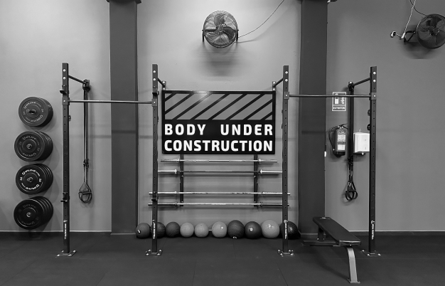 Sala principal de entrenamiento con bicicletas y zona de fuerza