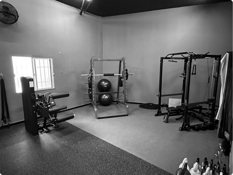 Sala principal de entrenamiento con bicicletas y zona de fuerza